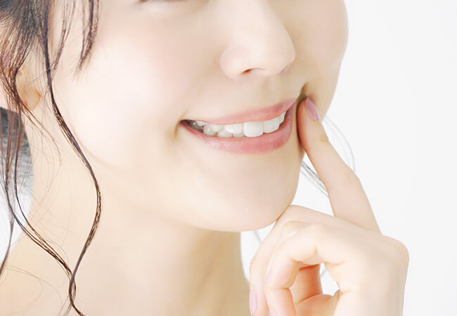 ホワイトニング・審美歯科、歯並びのよい白い歯の女性の口元